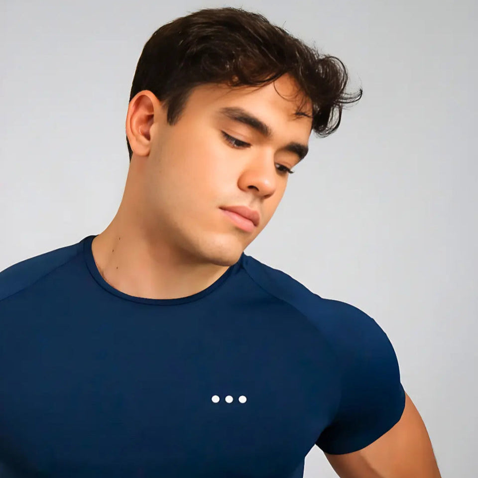 Camiseta masculina academia modelo slim com tecido UV cor azul madrugada