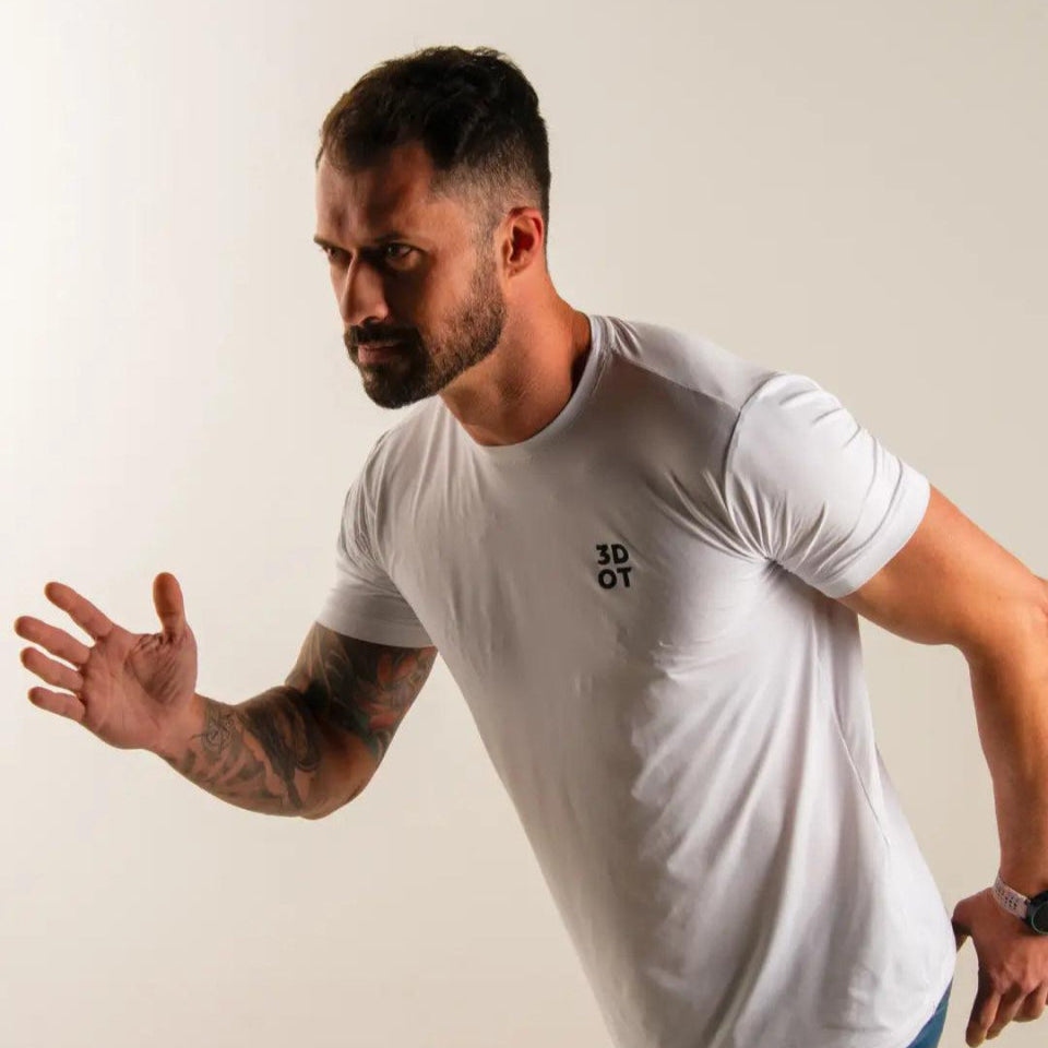 Camiseta de corrida cor branca tecido dry fit com poliamida e elastano
